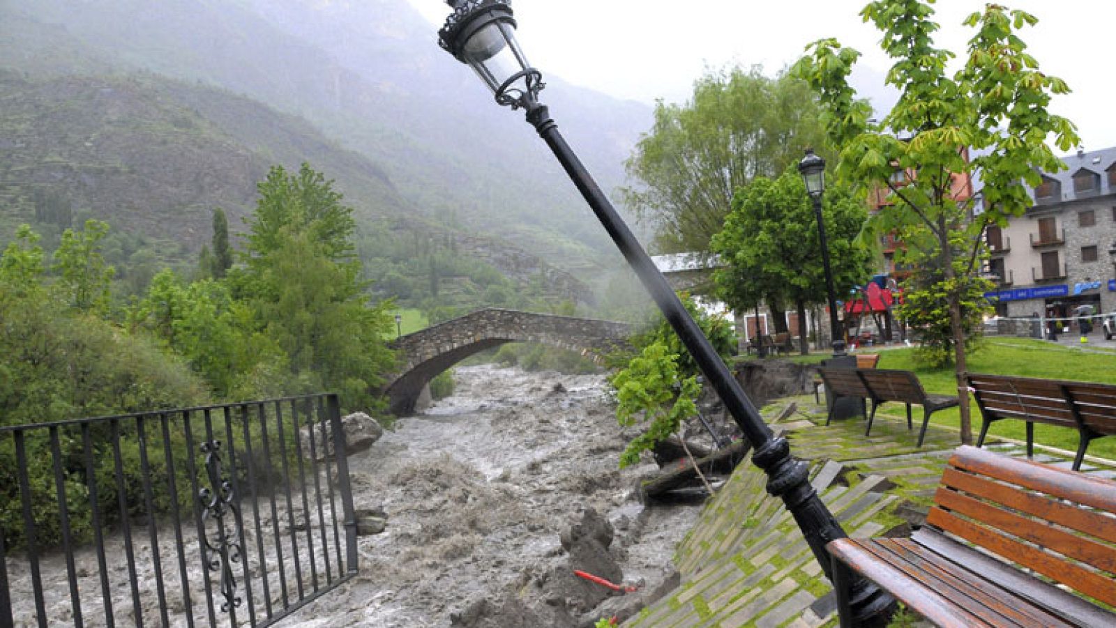 La alcaldesa de Benasque: "Tenemos el terrible problema de que no deja de llover" - Informativo 24h | Ver