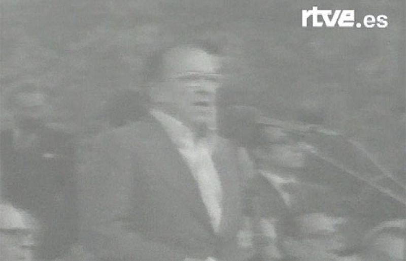 Carrillo en la primera fiesta del PCE (1977)