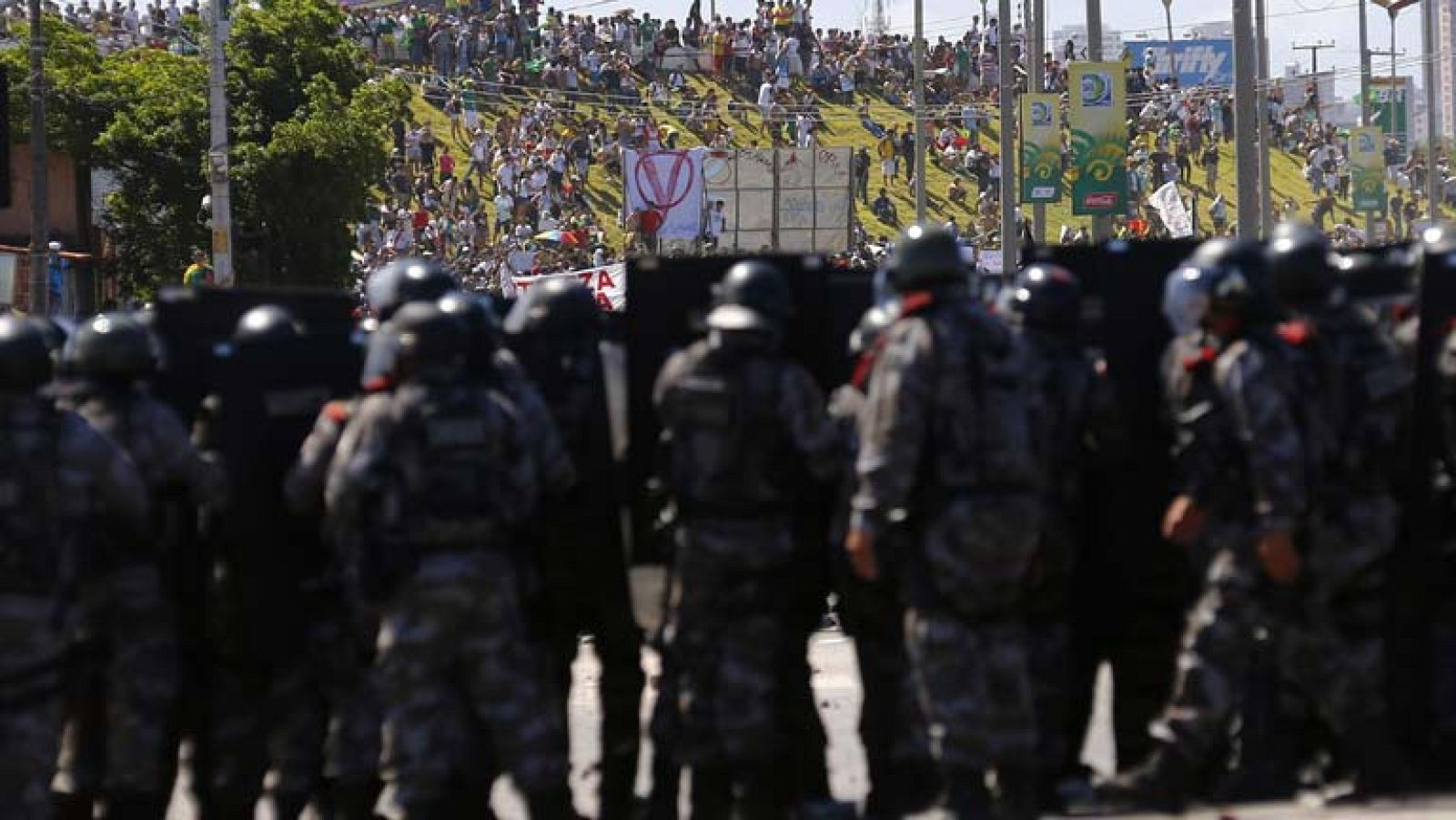 Siguen las protestas en Brasil y despliegan a policías de élite
