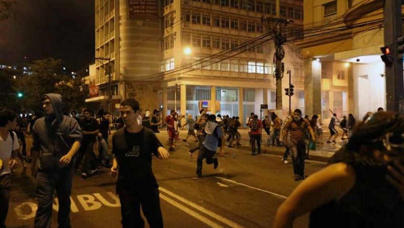 Ayuntamientos de Brasil retiran la subida del transporte público