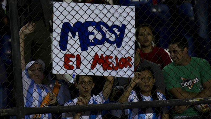 La imputación a Lionel Messi y a su padre por una supuesta trama para evadir impuestos no ha tenido excesiva repercusión en su país. Los aficionados argentinos no creen que el jugador haya sido el responsable de todo, ven a su entorno como el culpabl