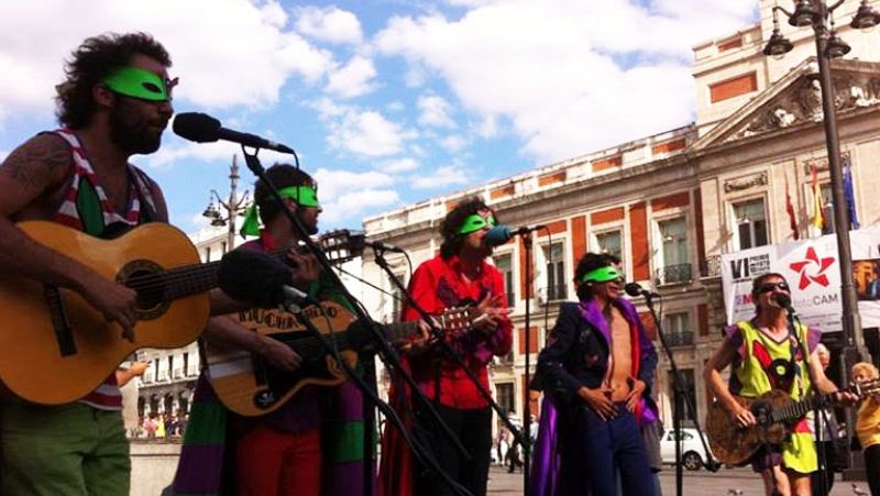 La Pandilla Voladora canta "Gitanos y morenos"