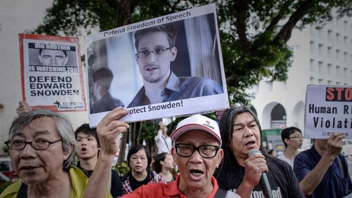 Telediario 1 - Snowden abandona Hong Kong