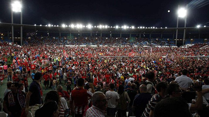 Telediario 1 - El Almería celebra su ascenso con invasión de campo