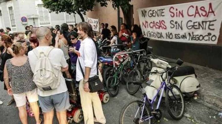 La tarde en 24h - Bruselas ve riesgos para la estabilidad en la norma antidesahucios andaluza