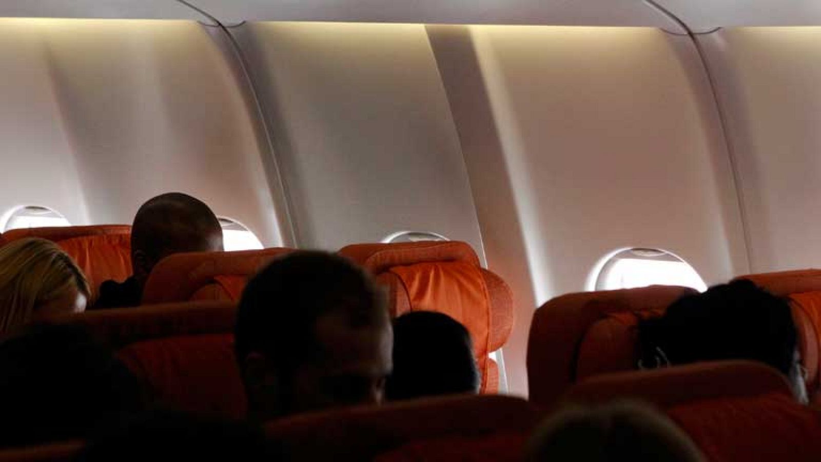 Assange dice que Snowden está "sano y salvo" en su ruta a Ecuador, pero no desvela su paradero - La tarde en 24h | Ver