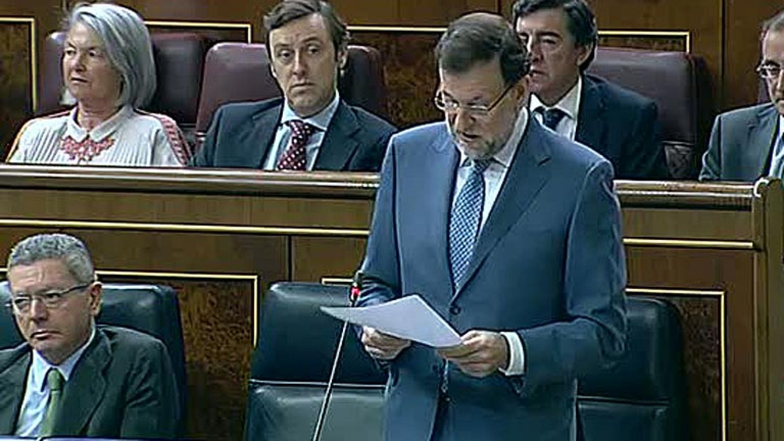 Rajoy y Soraya Rodríguez se enzarzan en el Congreso sobre los recortes
