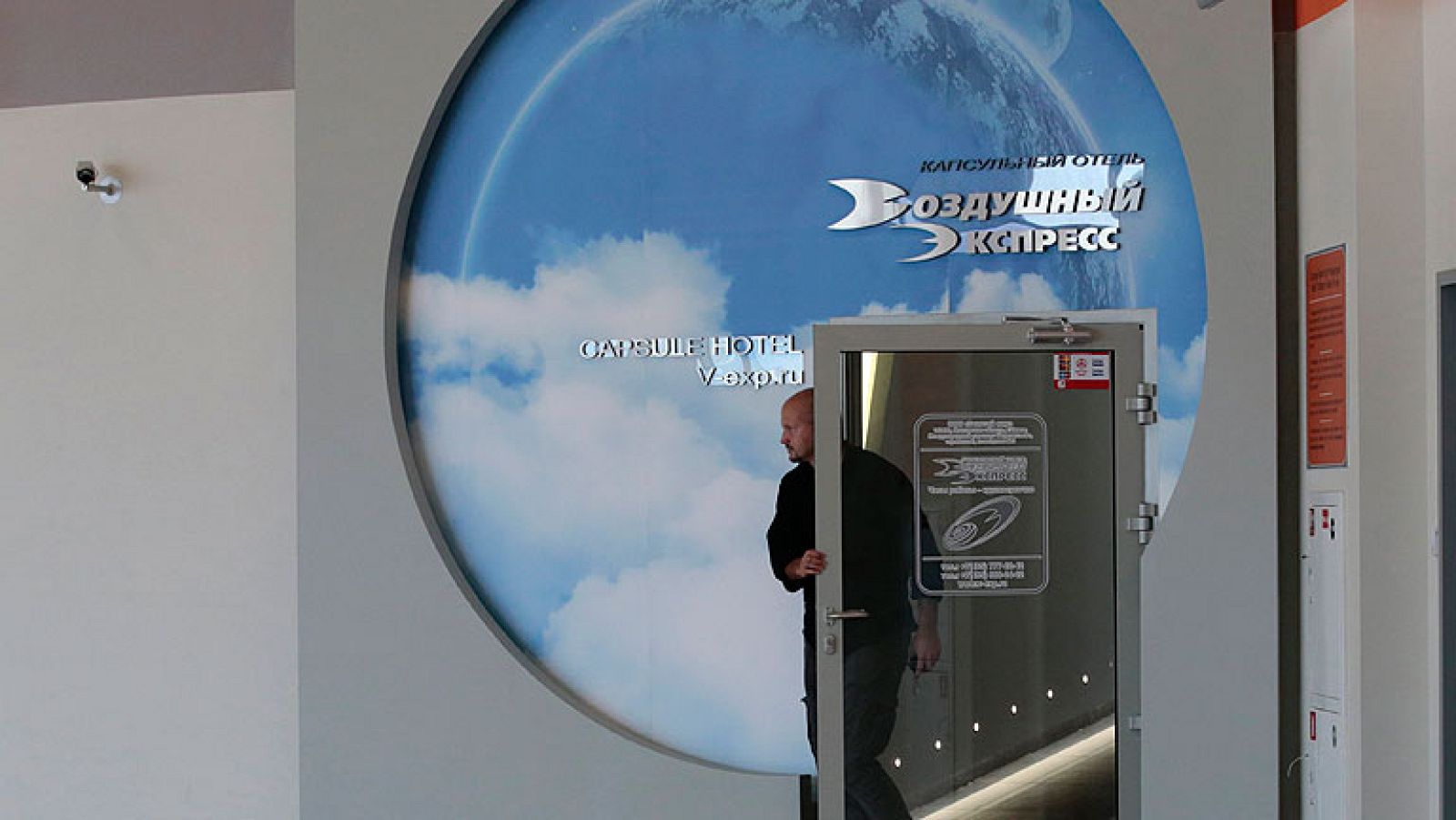 El extécnico de la CIA, Eduard Snouden cumple su tercer día en la zona de tránsito del aeropuerto en Moscú, que abandonará cuando él lo decida. Así lo ha asegurado el el presidente  Putin, que se opone a  su extradicióon a Estados Unidos. El caso en