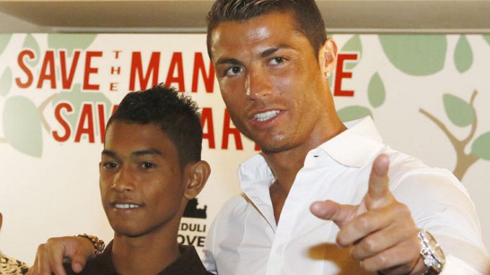Telediario 1 - Cristiano Ronaldo, solidario en Bali
