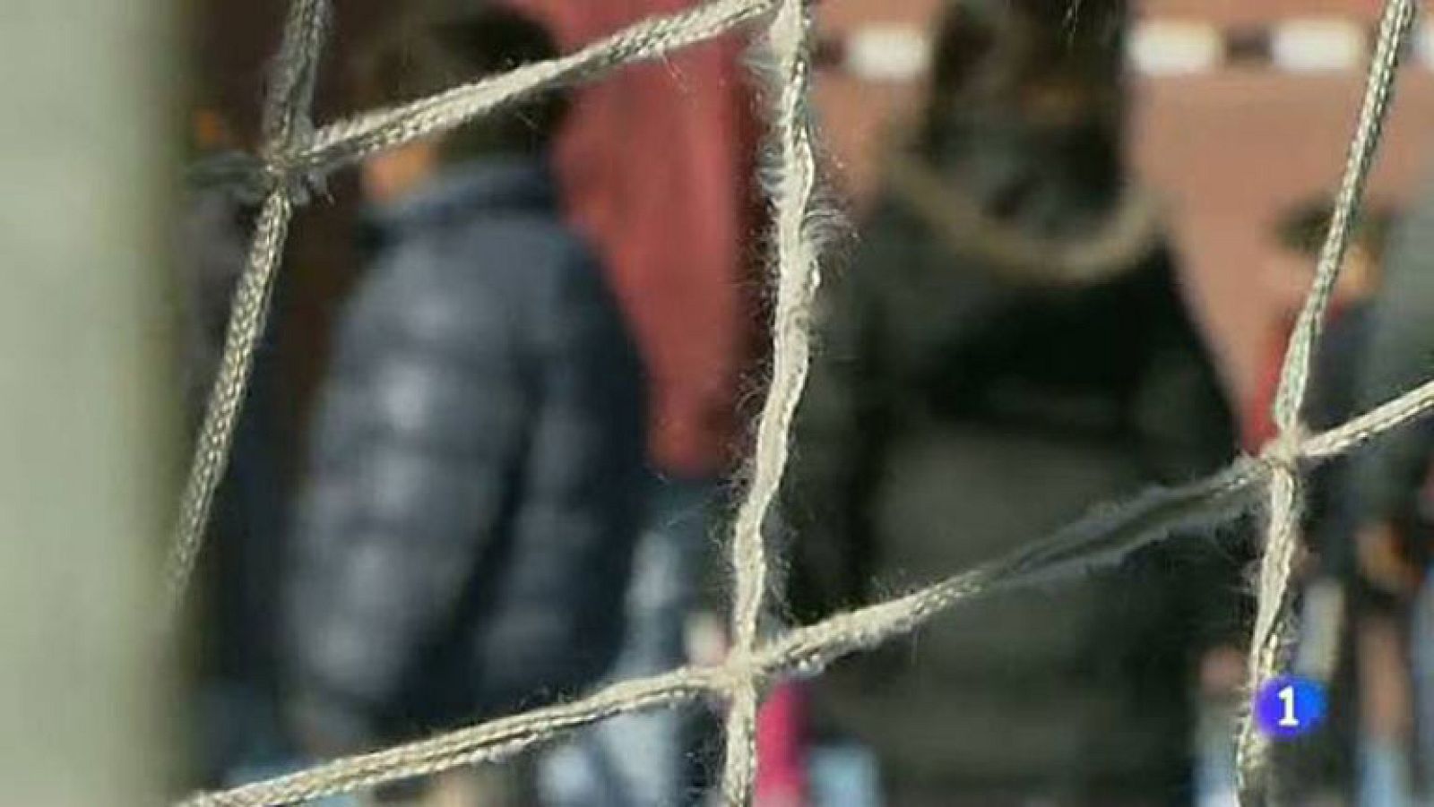 Unos padres entregan a sus hijos a un ayuntamiento al no poderse hacer cargo de ellos | Ver