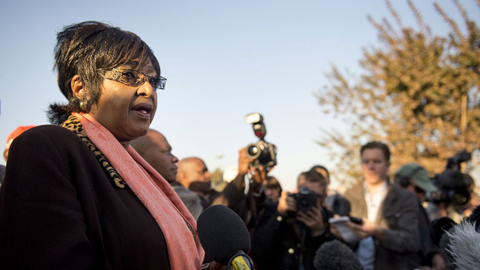 Winnie Mandela: "Ha habido una gran mejoría, pero sigue clínicamente mal" - Informativo 24h | Ver