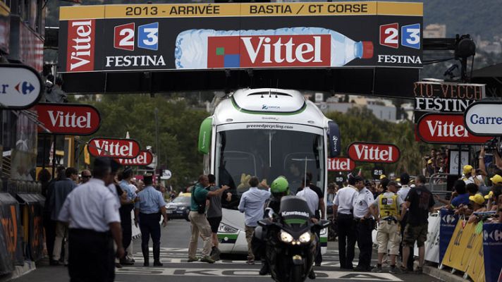 Tour de Francia - Un autobús atascado en la meta y caída en el pelotón