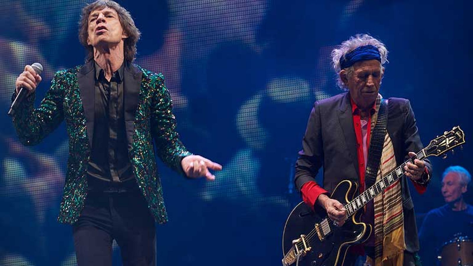 Los Rolling Stones, uno de los grupos de rock más veteranos del mundo, aparecieron rejuvenecidos en su sensacional debut en el festival de música de Glastonbury