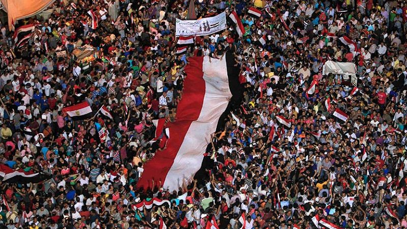 La oposición egipcia da la bienvenida al ultimátum de los militares a Morsi