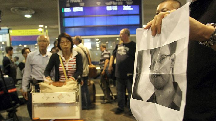 Telediario 1 - Snowden en busca de asilo