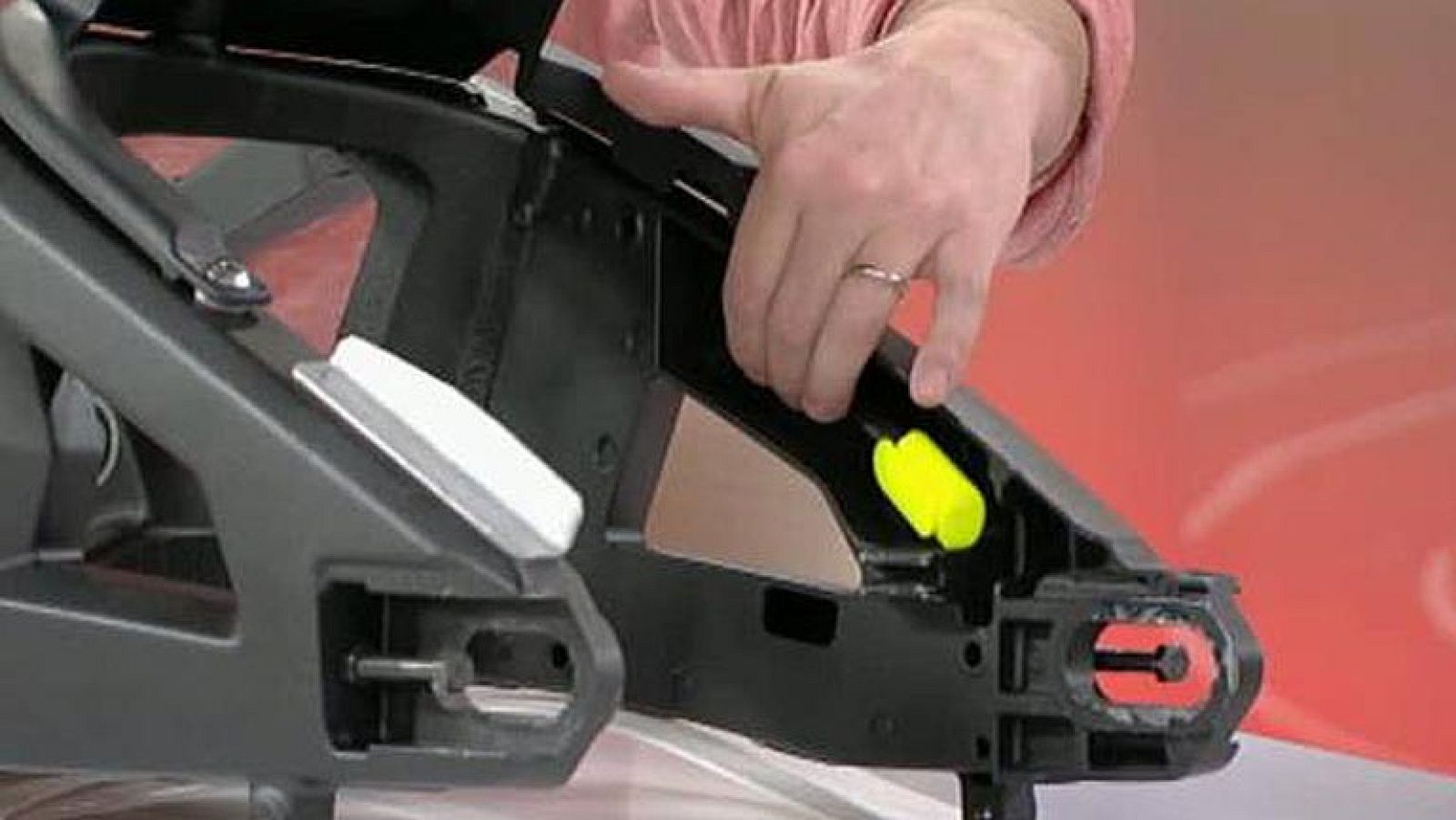 El periodista de TVE Marc Martín y sus invitados en Teledeporte analizan los componentes mecánicos del Mundial de Superbikes.