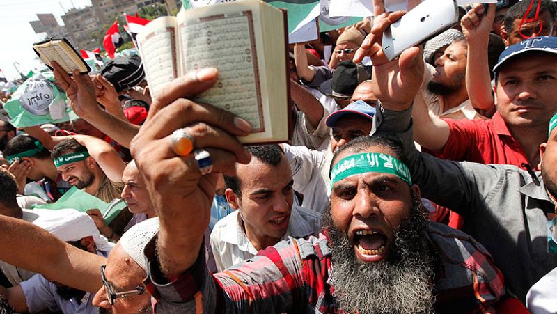 Líder de los Hermanos dice que seguirán en las plazas hasta que vuelva Morsi