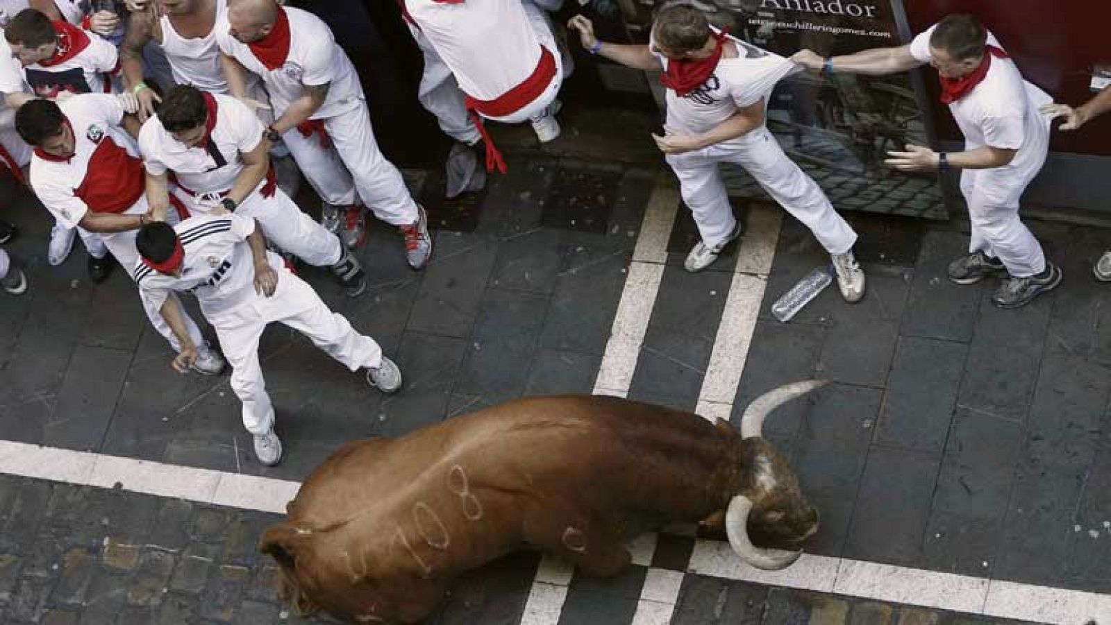 El primer encierro de los sanfermines 2013, peligroso por un toro rezagado