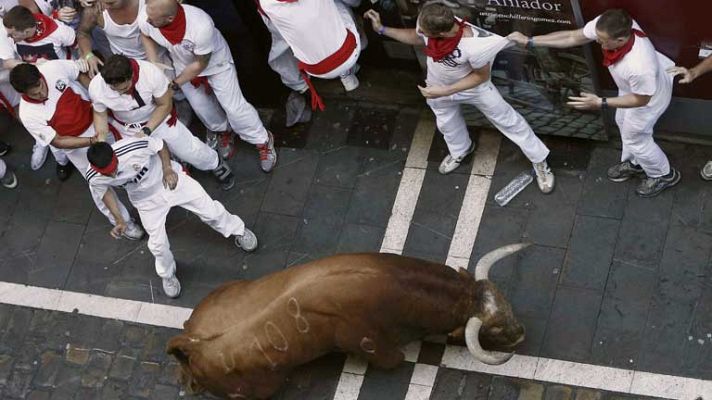 San Fermín - El primer encierro de los sanfermines 2013, peligroso por un toro rezagado