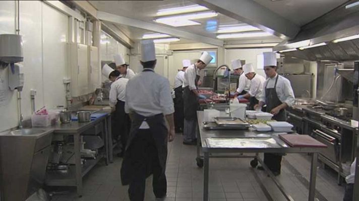 Telediario 1 - Más de 1.320 convenios colectivos dejan de estar vigentes este lunes