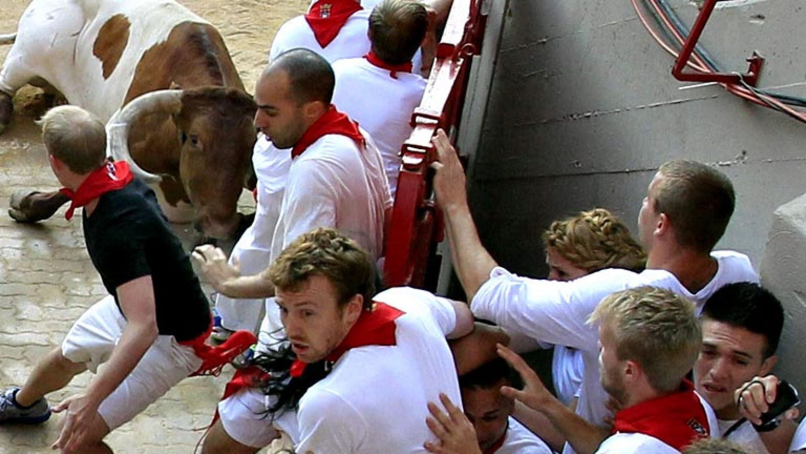 Un mozo recibe un golpe al entrar a la Plaza