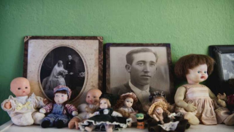 El fotógrafo Pancho Tolchinsky retrata los interiores de casas ancladas en el tiempo