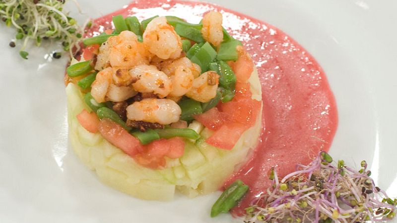 Saber cocinar - Ensalada de pepino, patata y langostinos con salsa de cerezas