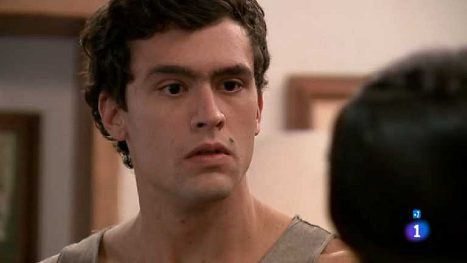 Las Bandidas - Capítulo 25 - Olegario y Rodrigo se pelean a la salida de la obra teatral - ver ahora