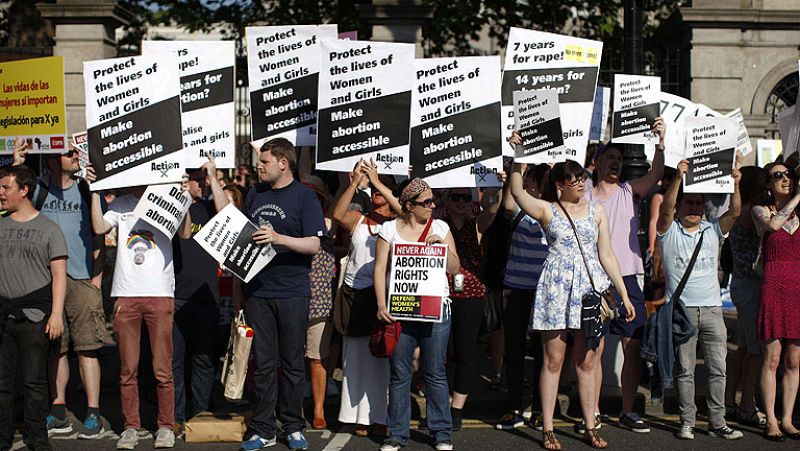 El Parlamento irlandés aprueba el riesgo de suicidio de la madre como motivo para abortar - Informativo 24h | Ver