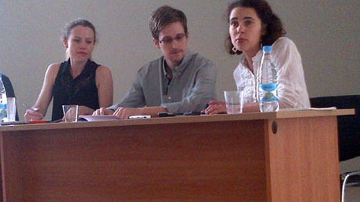Telediario 1 - Snowden se deja ver en Rusia