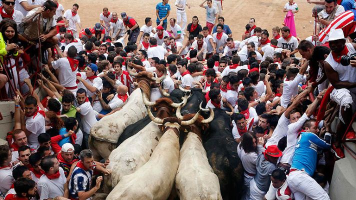 San Fermín - Un impresionante tapón complica el séptimo encierro de San Fermín 2013