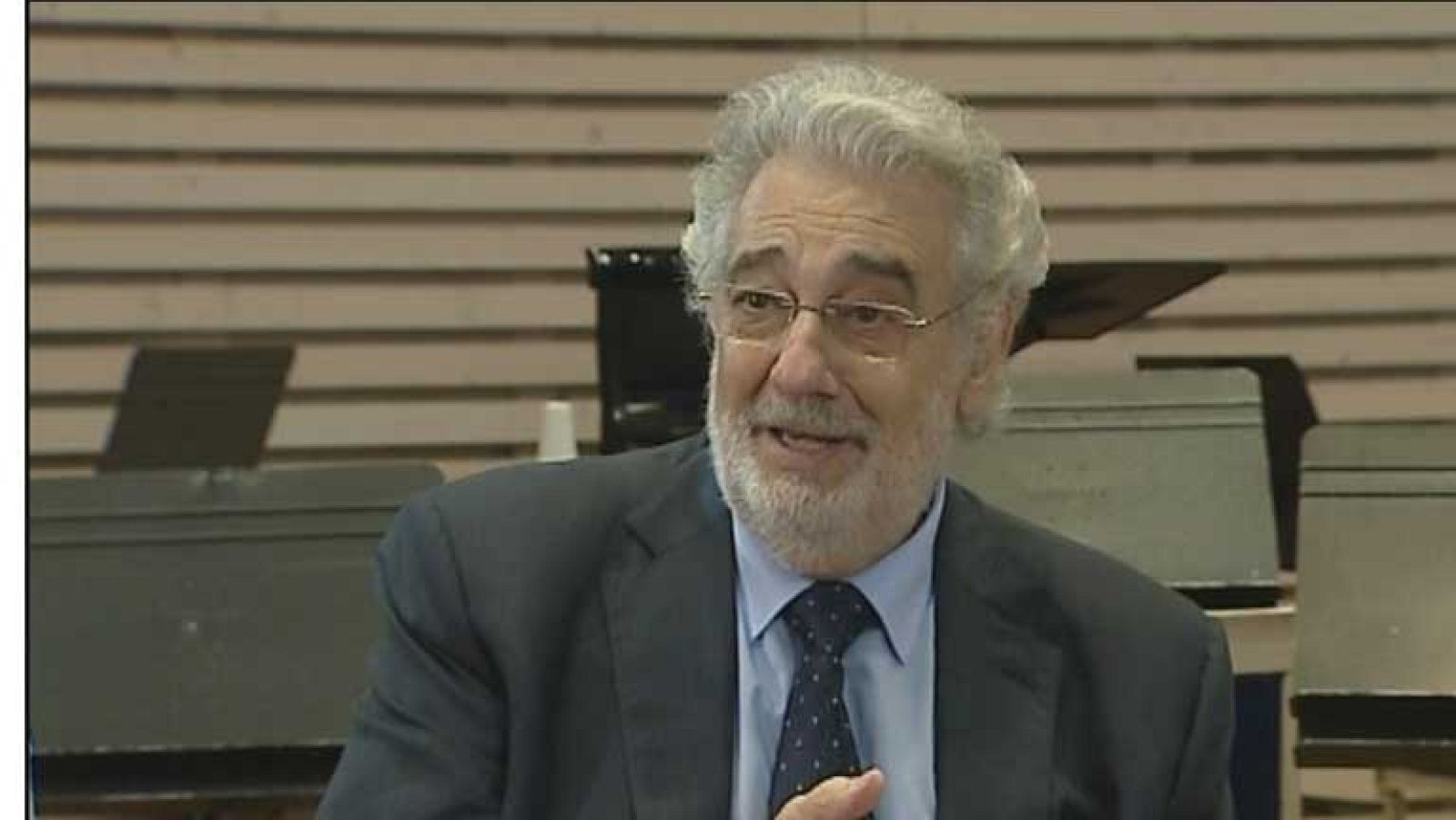 Plácido Domingo sorprende visitando el Teatro Real tras ser dado de alta