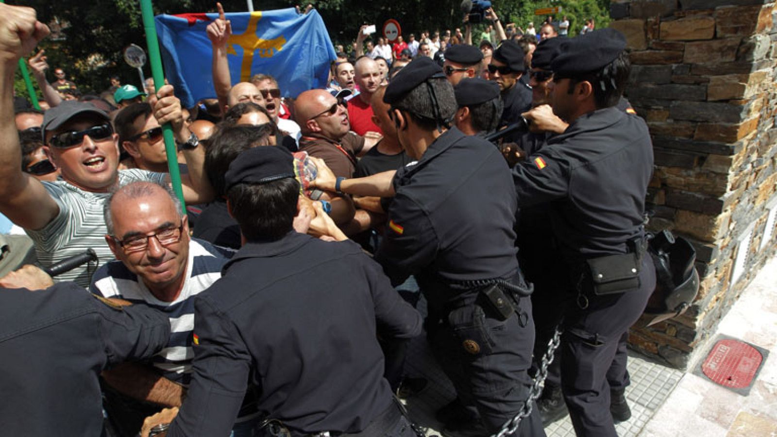 Un centenar de mineros abuchean e insultan a la reina y a Soria en su visita al Monasterio de Corias - La tarde en 24h | Ver