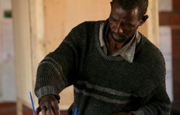  - Mugabe se aferra al poder