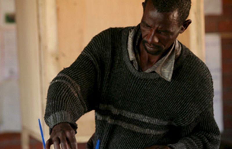 Mugabe se aferra al poder | Ver