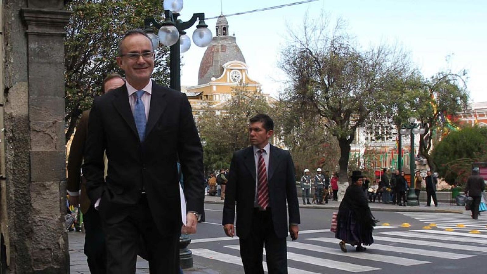 España presenta sus disculpas a Bolivia por lo ocurrido con el avión de Morales