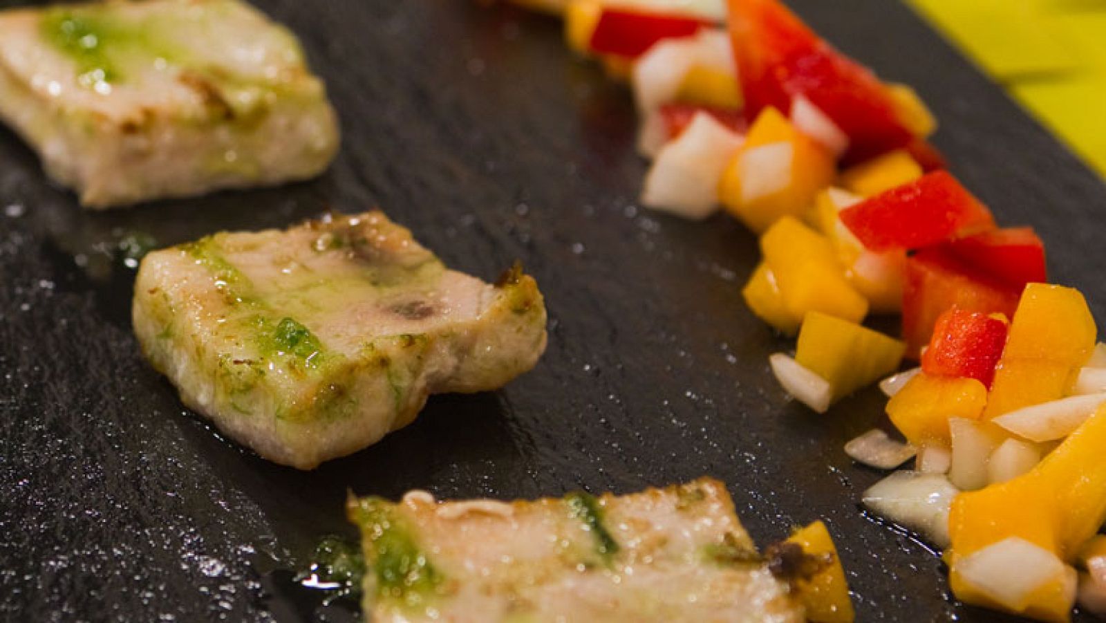 Emperador  a la vinagreta de melocotón