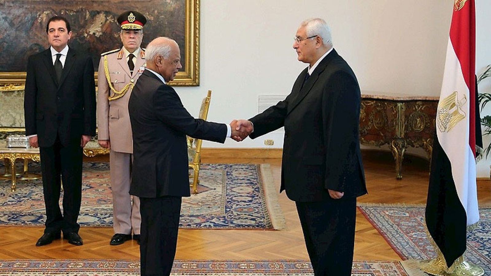 El nuevo Gobierno egipcio toma posesión tras una jornada de violencia y detenciones