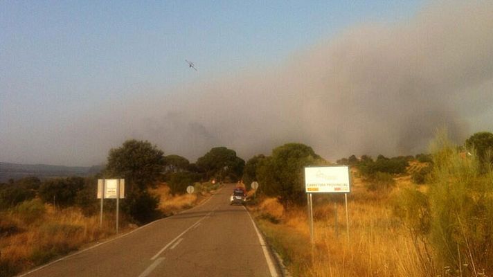 Informativo 24h - Desalojan una urbanización de Madrid por un incendio en Almorox,Toledo
