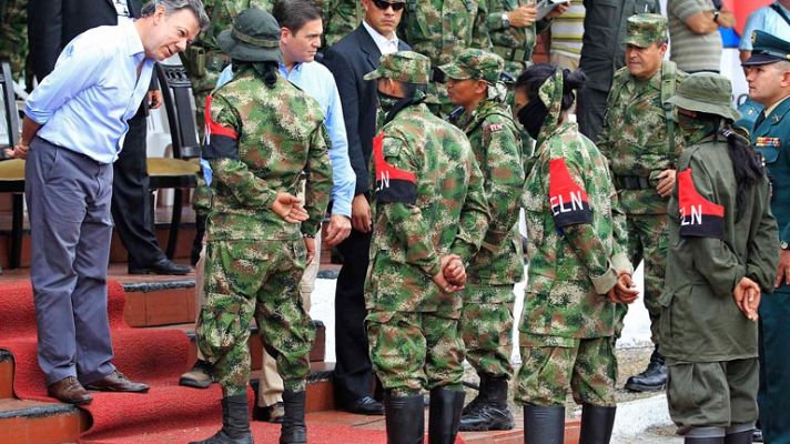 Informativo 24h - Treinta guerrilleros del ELN colombiano se entregan a las autoridades militares