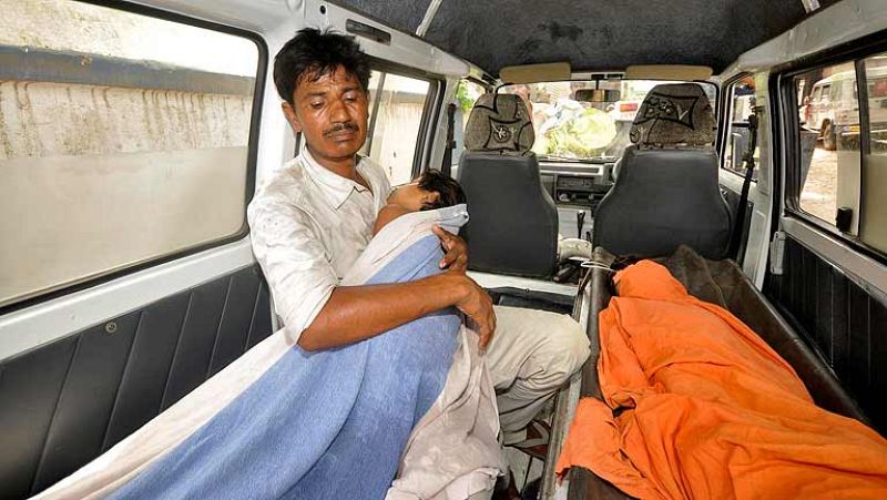 Al menos 20 niños mueren por una intoxicación alimentaria en la India