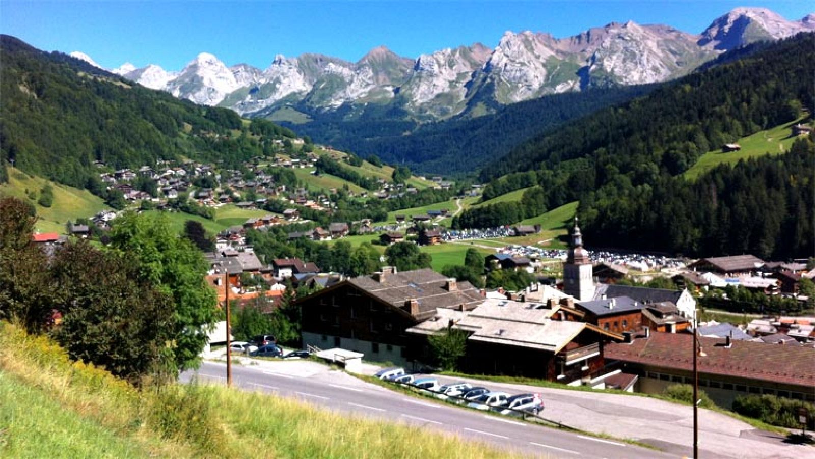 Con la etapa del Grand-Bornand, penúltima cita antes de la llegada a los Campos Elíseos, los organizadores han querido lanzar una invitación al ciclismo "a la antigua", a las grandes aventuras para los que quieran ganar posiciones en la general. Dos