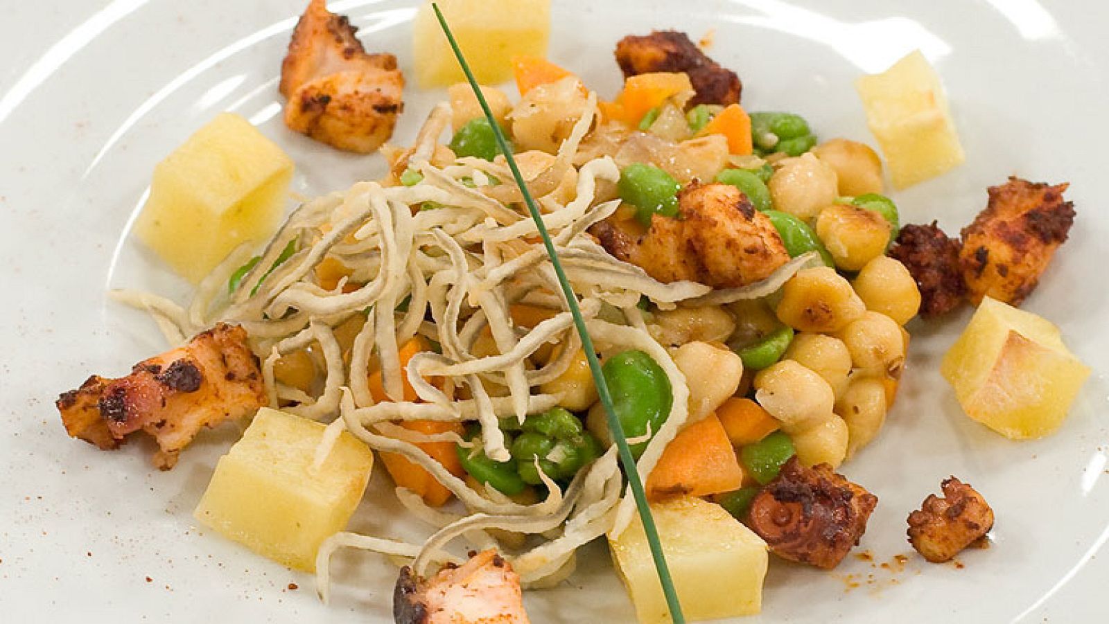 Garbanzos salteados con  verduras y pulpo