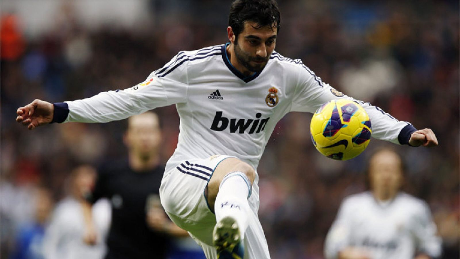 Raúl Albiol ya es, oficialmente, jugador del Nápoles. El defensa deja el Real Madrid, que disputará este domingo su primer partido de pretemporada en Inglaterra.