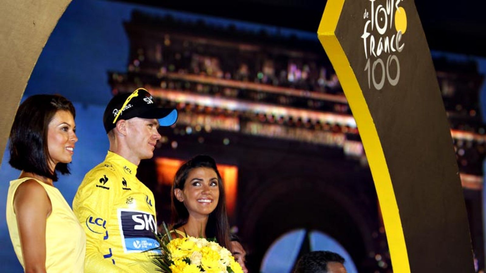 Un espectáculo de música y luces sobre el Arco del Triunfo de París ha precedido a la ceremonia de la entrega de trofeos del Tour del centenario.