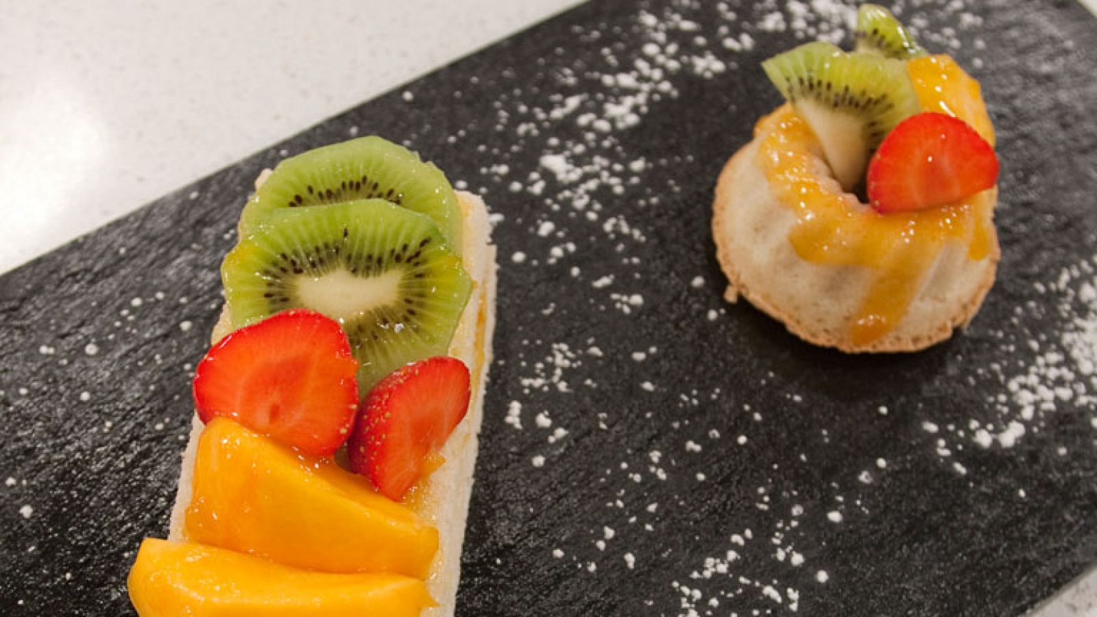Pastel de coco y frutas