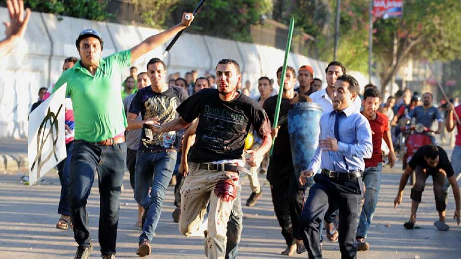 Un muerto en choques entre seguidores y detractores de Morsi junto a Tahrir