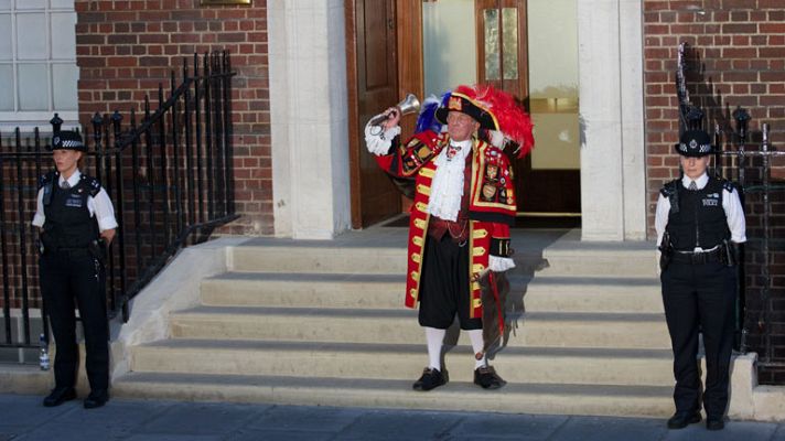 Telediario 1 - Catalina da a luz a un niño