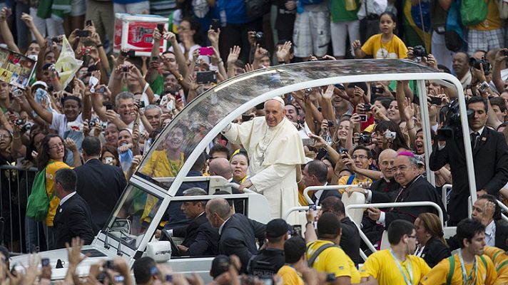 Telediario 1 - El Papa se acerca al pueblo a su llegada a Brasil