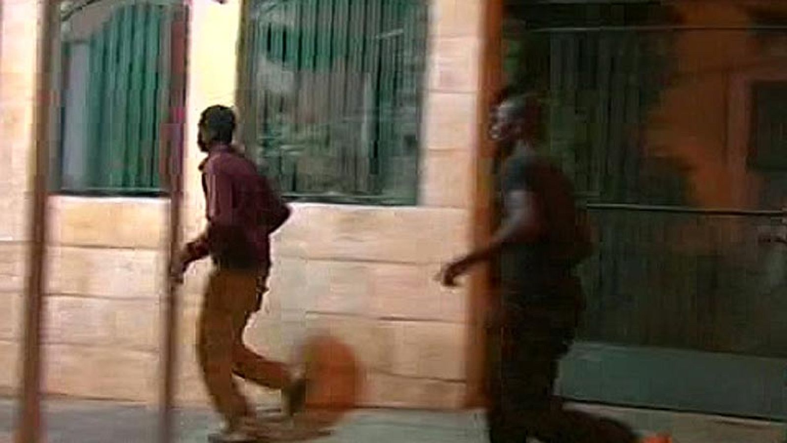 Decenas de inmigrantes entran en Melilla en dos asaltos de unos 400 subsaharianos